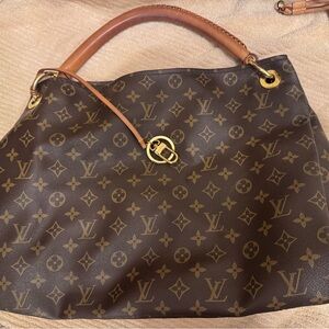 Louis Vuitton Artsy MM bag